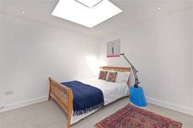  Image of 2 bedroom Maisonette for sale in New North Road London N1 at Islington London Essex Road, N1 7BJ