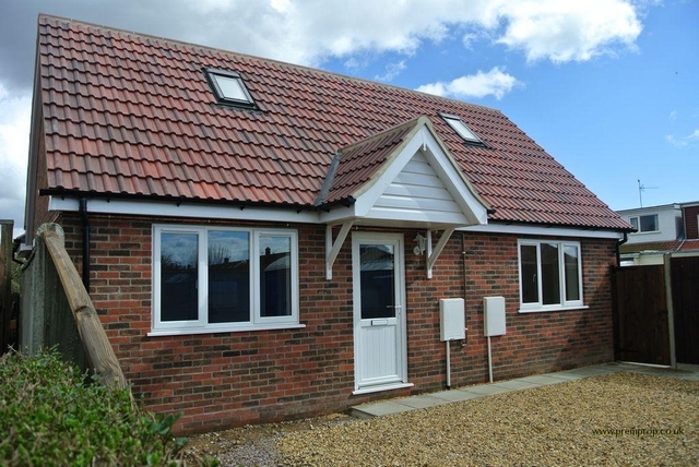  Image of 3 bedroom Chalet to rent in Oak Avenue Thorpe St. Andrew Norwich NR7 at Norwich, NR7 0PD