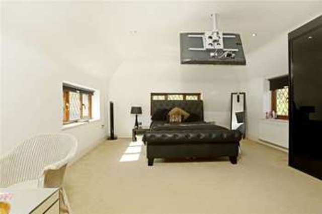  Image of 3 bedroom Detached house to rent in Bucknalls Lane Watford WD25 at Oaks Path  Watford, WD25 9NA