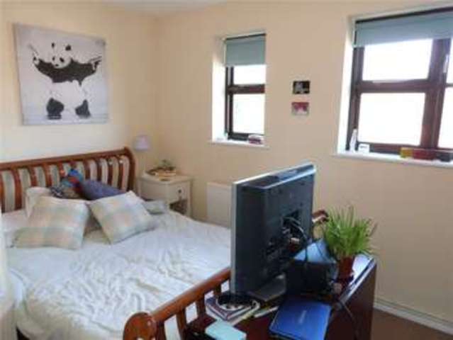  Image of 2 bedroom Terraced house to rent in Pewsey Vale Bracknell RG12 at Bracknell Berkshire Easthampstead, RG12 9YA