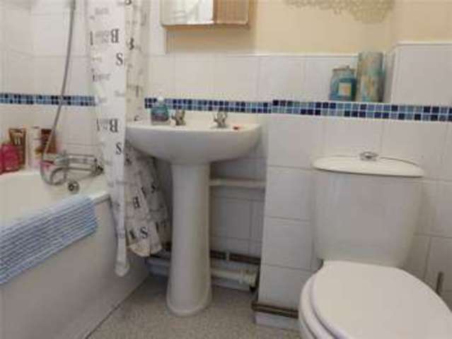  Image of 2 bedroom Terraced house to rent in Pewsey Vale Bracknell RG12 at Bracknell Berkshire Easthampstead, RG12 9YA