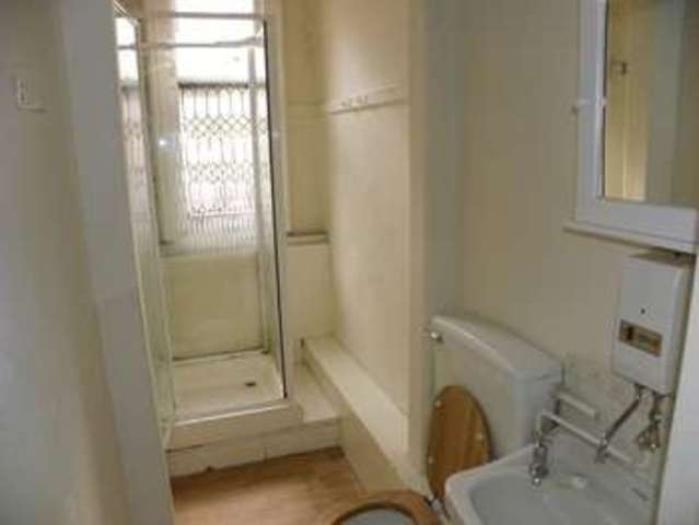  Image of 1 bedroom Flat to rent in Strensham Hill Moseley Birmingham B13 at Strensham Hill Moseley Birmingham, B13 8AG