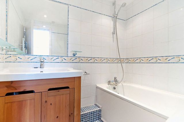 Image of 1 bedroom Flat to rent in Sutherland Avenue London W9 at Sutherland Avenue Maida Vale London, W9 2QS