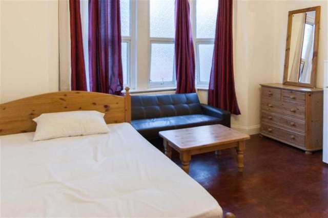  Image of Studio flat to rent in Third Avenue London W3 at Third Avenue Acton London, W3 7RT
