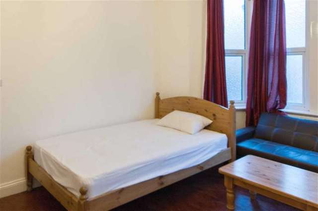  Image of Studio flat to rent in Third Avenue London W3 at Third Avenue Acton London, W3 7RT