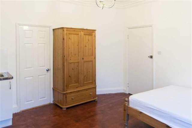  Image of Studio flat to rent in Third Avenue London W3 at Third Avenue Acton London, W3 7RT