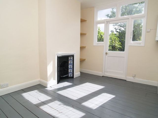  Image of 3 bedroom Terraced house to rent in Cedars Road London N21 at Cedars Road  Winchmore Hill, N21 3HB