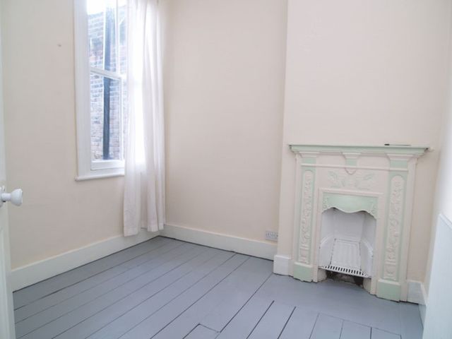  Image of 3 bedroom Terraced house to rent in Cedars Road London N21 at Cedars Road  Winchmore Hill, N21 3HB
