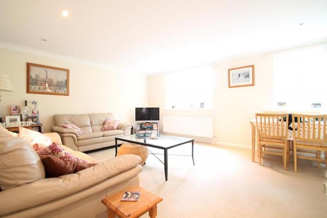  Image of 2 bedroom Flat to rent in Woodfield Road Thames Ditton KT7 at 69 Woodfield Road  Thames Ditton, KT7 0EF