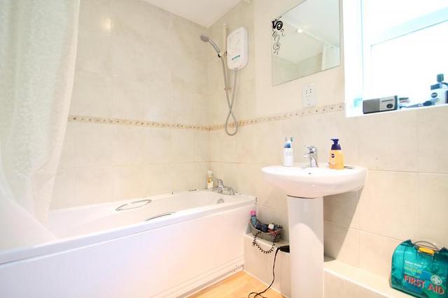  Image of 2 bedroom Flat to rent in Woodfield Road Thames Ditton KT7 at 69 Woodfield Road  Thames Ditton, KT7 0EF