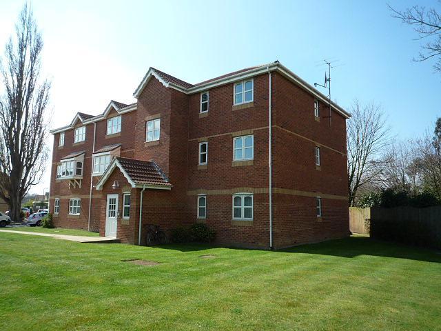  Image of 2 bedroom Flat to rent in Woodfield Road Thames Ditton KT7 at 69 Woodfield Road  Thames Ditton, KT7 0EF