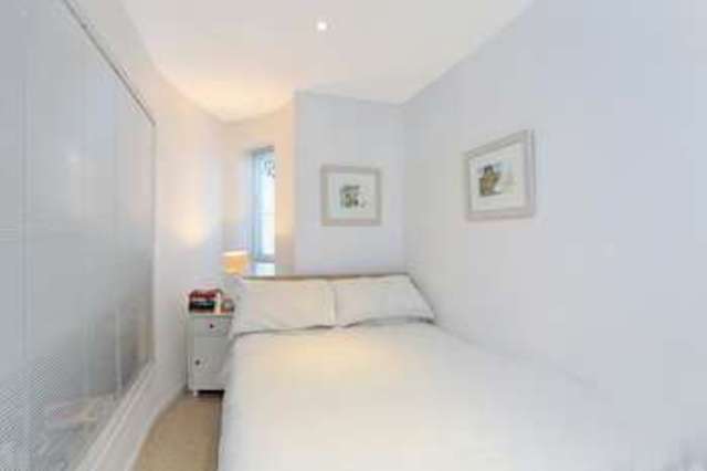  Image of 1 bedroom Flat to rent in Upper Addison Gardens London W14 at Upper Addison Gardens  Holland Park, W14 8AP