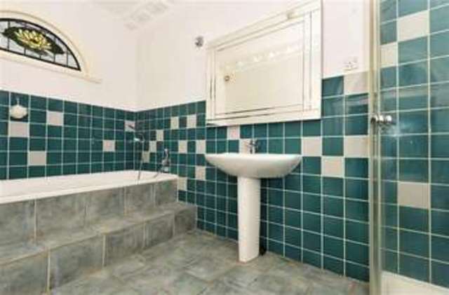  Image of 2 bedroom Property to rent in Adelaide Crescent Hove BN3 at Adelaide Crescent Hove Hove, BN3 2JH