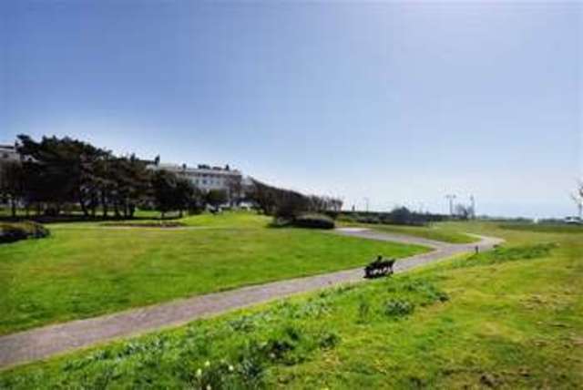  Image of 2 bedroom Property to rent in Adelaide Crescent Hove BN3 at Adelaide Crescent Hove Hove, BN3 2JH