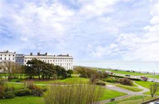  Image of 2 bedroom Property to rent in Adelaide Crescent Hove BN3 at Adelaide Crescent Hove Hove, BN3 2JH