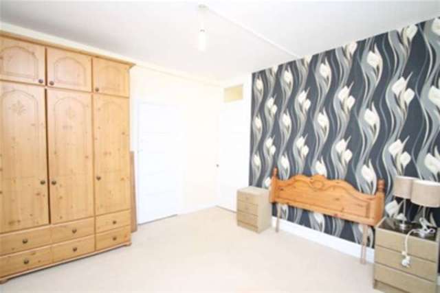  Image of 2 bedroom Flat to rent in Albion Avenue London SW8 at London, SW8 2AW