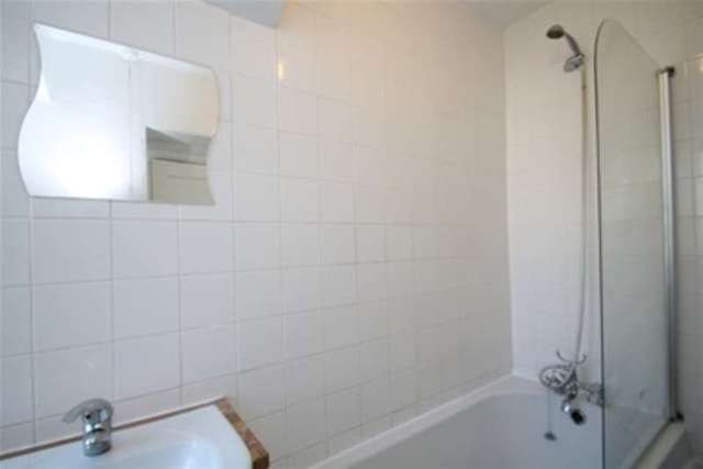  Image of 2 bedroom Flat to rent in Albion Avenue London SW8 at London, SW8 2AW