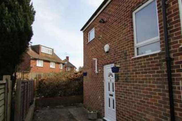  Image of 2 bedroom Terraced house to rent in Bardwell Close Basingstoke RG22 at Bardwell Close  Basingstoke, RG22 6UE