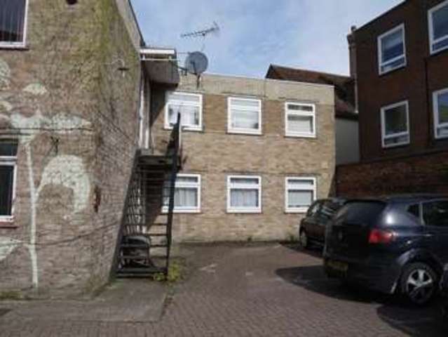  Image of 1 bedroom Flat for sale in Castle Close Aylesbury HP20 at Castle Close  Aylesbury, HP20 2RG