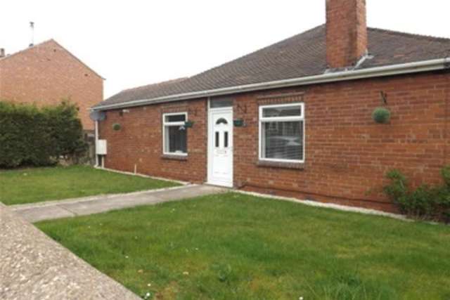  Image of 2 bedroom Bungalow to rent in Catherine Avenue Mansfield Woodhouse Mansfield NG19 at Mansfield, NG19 9AZ
