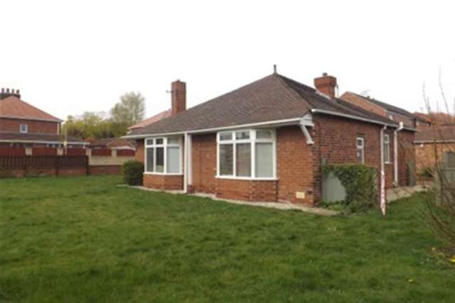  Image of 2 bedroom Bungalow to rent in Catherine Avenue Mansfield Woodhouse Mansfield NG19 at Mansfield, NG19 9AZ