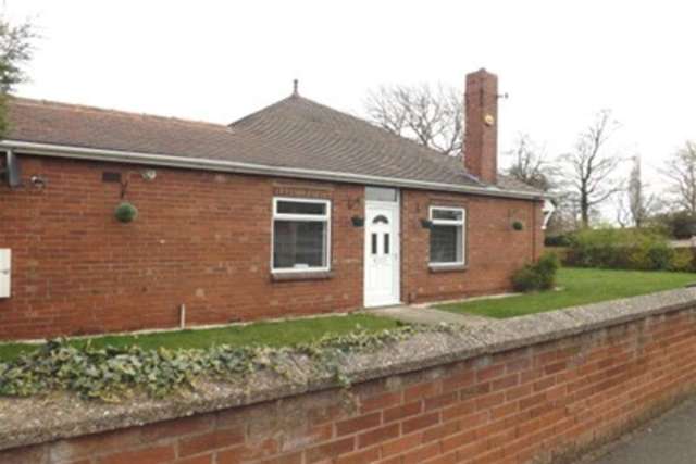  Image of 2 bedroom Bungalow to rent in Catherine Avenue Mansfield Woodhouse Mansfield NG19 at Mansfield, NG19 9AZ