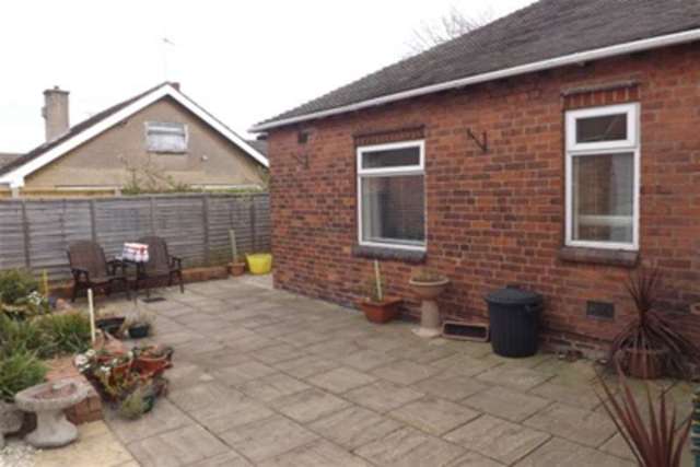  Image of 2 bedroom Bungalow to rent in Catherine Avenue Mansfield Woodhouse Mansfield NG19 at Mansfield, NG19 9AZ