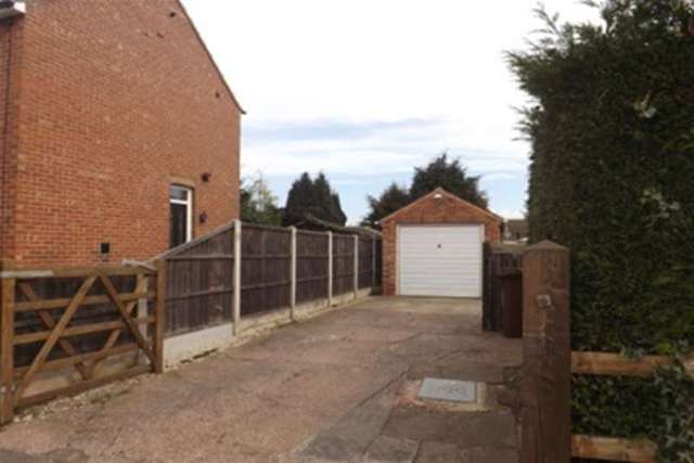  Image of 2 bedroom Bungalow to rent in Catherine Avenue Mansfield Woodhouse Mansfield NG19 at Mansfield, NG19 9AZ