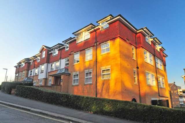  Image of 2 bedroom Apartment to rent in Chapel Road Redhill RH1 at Maple House, Chapel Road  Redhill, RH1 1LA