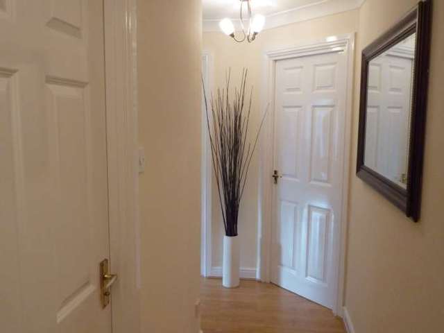 Image of 2 bedroom Apartment to rent in Chapel Road Redhill RH1 at Maple House, Chapel Road  Redhill, RH1 1LA
