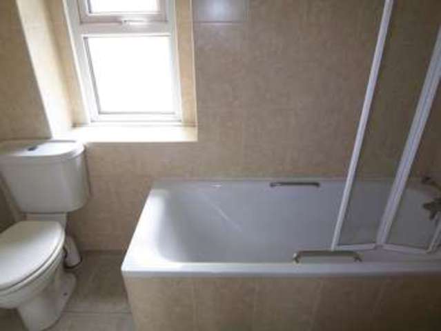  Image of 2 bedroom Flat to rent in Coopers Hill Lane Englefield Green Egham TW20 at Coopers Hill Lane Englefield Green Egham, TW20 0JY