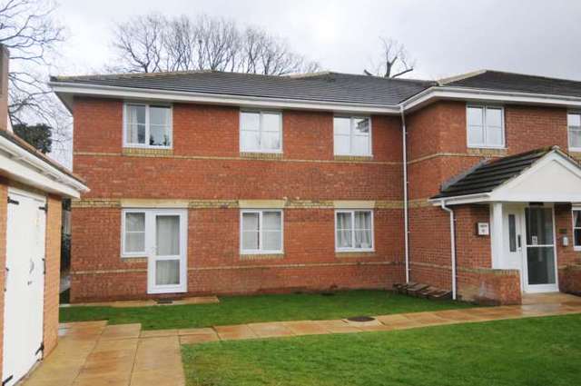  Image of 2 bedroom Apartment to rent in Tinsley Lane Crawley RH10 at Copthorne Court Three Bridges Crawley, RH10 8AQ