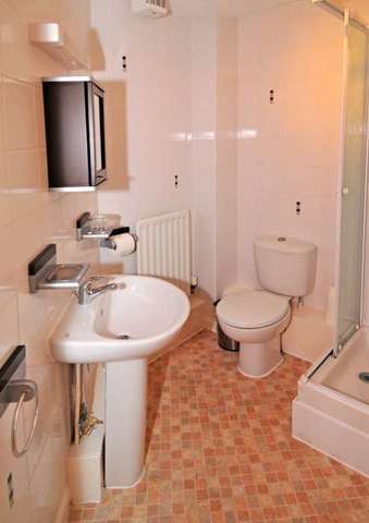  Image of 2 bedroom Apartment to rent in Tinsley Lane Crawley RH10 at Copthorne Court Three Bridges Crawley, RH10 8AQ