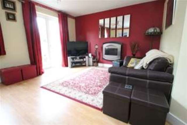  Image of 3 bedroom Terraced house to rent in Chandos Gardens Coulsdon CR5 at Coulsdon, CR5 1HW