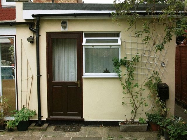  Image of 1 bedroom Property to rent in Deans Walk Coulsdon CR5 at Deans Walk  Coulsdon, CR5 1HR
