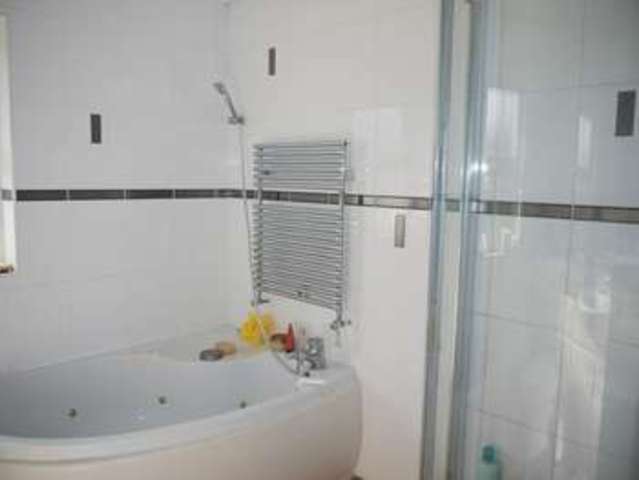  Image of 4 bedroom Detached house for sale in Evans Close Aylesbury HP21 at Evans Close  Aylesbury, HP21 9YA