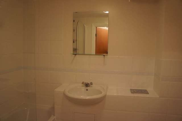  Image of 1 bedroom Apartment to rent in Commonwealth Drive Crawley RH10 at Finlay Court Three Bridges Crawley, RH10 1AJ