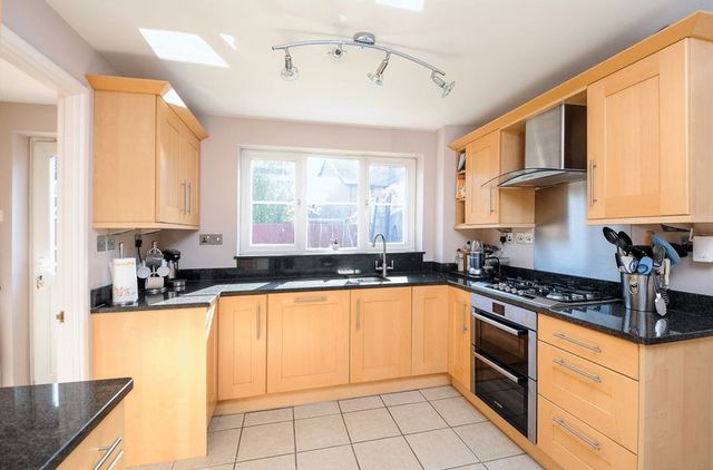  Image of 4 bedroom Detached house for sale in Gibson Close Abingdon OX14 at Gibson Close  Abingdon, OX14 1XS