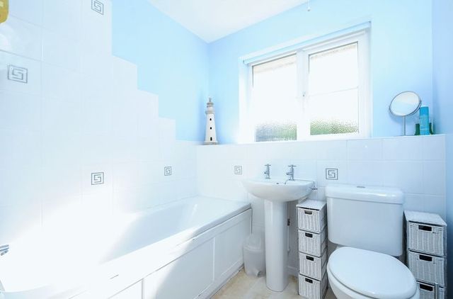  Image of 4 bedroom Detached house for sale in Gibson Close Abingdon OX14 at Gibson Close  Abingdon, OX14 1XS