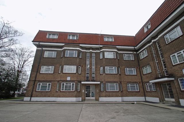  Image of 2 bedroom Houses for sale in Green Lanes London N21 at Green Lanes Winchmore Hill Winchmore Hill, N21 3RL