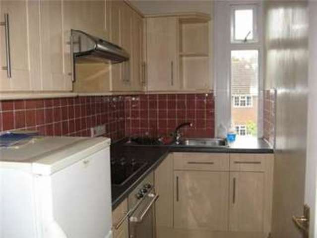  Image of 2 bedroom Flat to rent in Grove Avenue Yeovil BA20 at Grove Avenue  Yeovil, BA20 2BB
