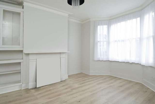  Image of 2 bedroom Terraced house to rent in Grove Cottages Sutherland Road London W4 at Sutherland Road  Chiswick, W4 2QS