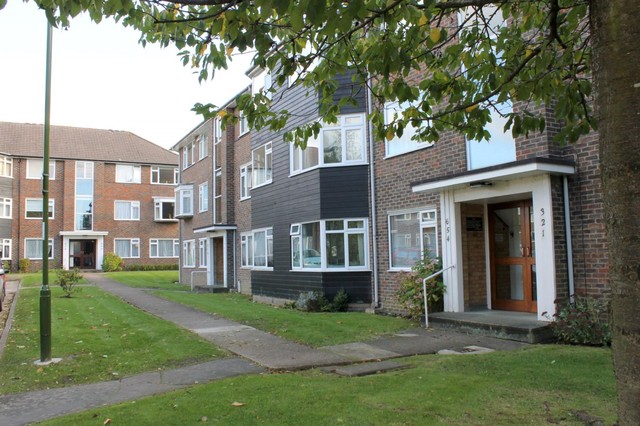  Image of 2 bedroom Flat to rent in Hurst Court Horsham RH12 at Hurst Road  Horsham, RH12 2EN