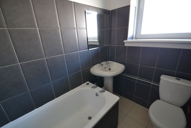  Image of 3 bedroom Flat to rent in Kirkoswald Road Glasgow G43 at Mansewood Glasgow Glasgow, G43 2YH