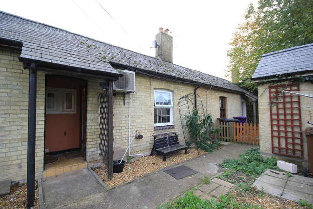  Image of 1 bedroom Flat to rent in Kneesworth Street Royston SG8 at Royston Hertfordshire, SG8 5AH