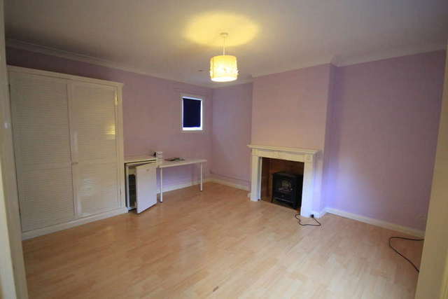  Image of 1 bedroom Flat to rent in Kneesworth Street Royston SG8 at Royston Hertfordshire, SG8 5AH