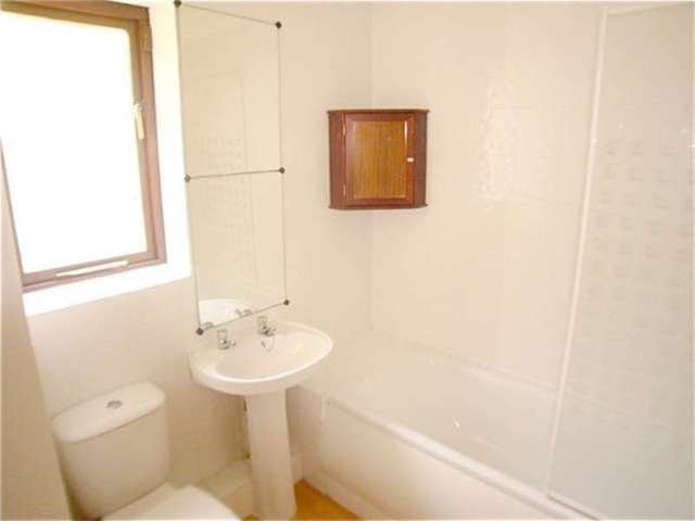  Image of 1 bedroom Apartment to rent in Castle Lane Torquay TQ1 at Castle Lane  Torquay, TQ1 3BE