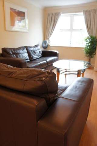  Image of 2 bedroom Apartment to rent in Chapel Road Redhill RH1 at Maple House, Chapel Road  Redhill, RH1 1LA