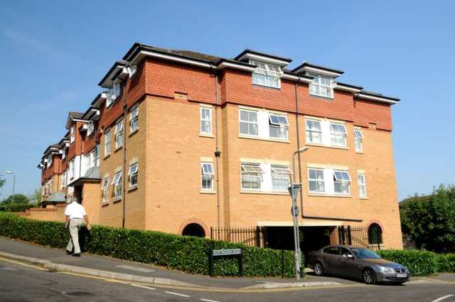  Image of 2 bedroom Apartment to rent in Chapel Road Redhill RH1 at Maple House, Chapel Road  Redhill, RH1 1LA