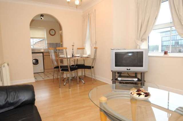  Image of 2 bedroom Apartment to rent in Chapel Road Redhill RH1 at Maple House, Chapel Road  Redhill, RH1 1LA